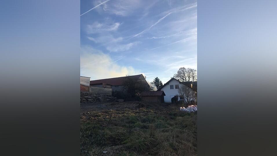 Feuerwehreinsatz in Straubing: Dort ist am Samstagnachmittag eine Scheune in Brand geraten.