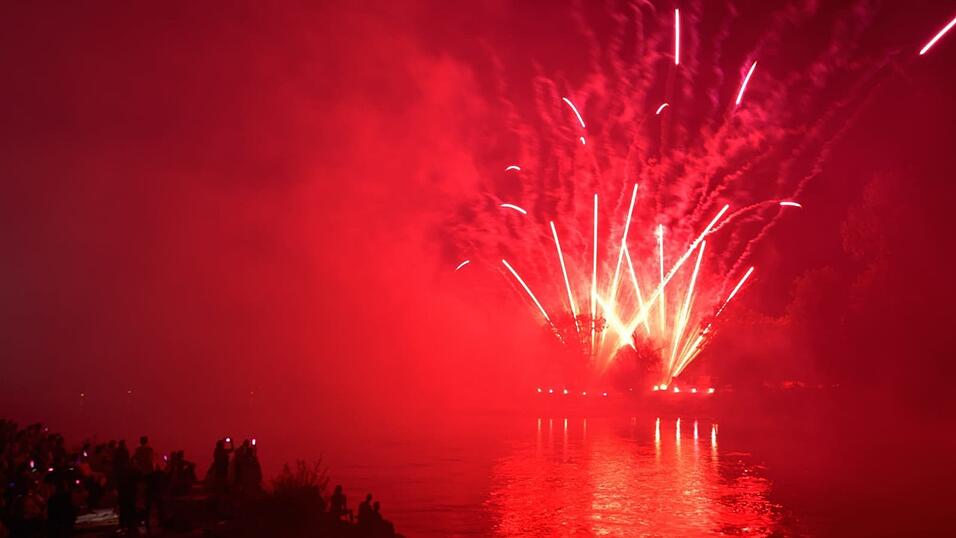 Mit einem bunten Feuerwerk wird die Lampionfahrt 2022 gefeiert.