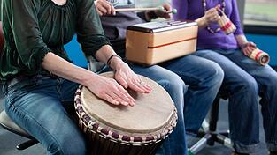 Das Musizieren in der Gruppe sorgt für Entspannung und Freude. Das Musizieren in der Gruppe sorgt für Entspannung und Freude.