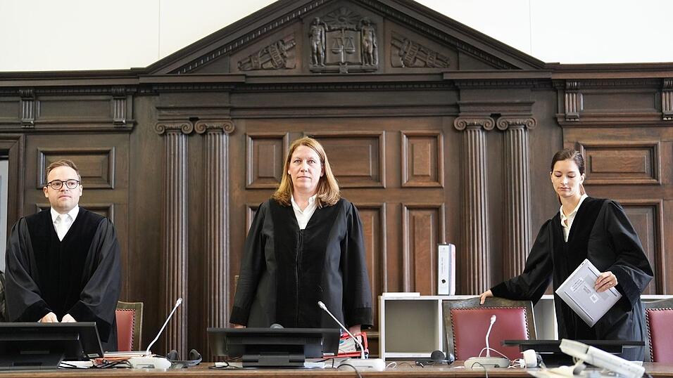 Die Kammer hat Verhandlungstage bis Ende des Jahres anberaumt.