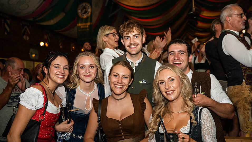 Die Partybilder vom Sonntag, 16. August, aus dem Festzelt Weckmann. Die Partybilder vom Sonntag, 16. August, aus dem Festzelt Weckmann.