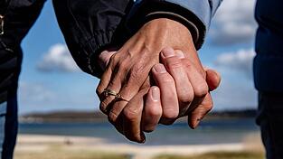 Die meisten Menschen w&auml;hlen eine Partnerin oder einen Partner mit gleichem Bildungsniveau. (Symbolbild)