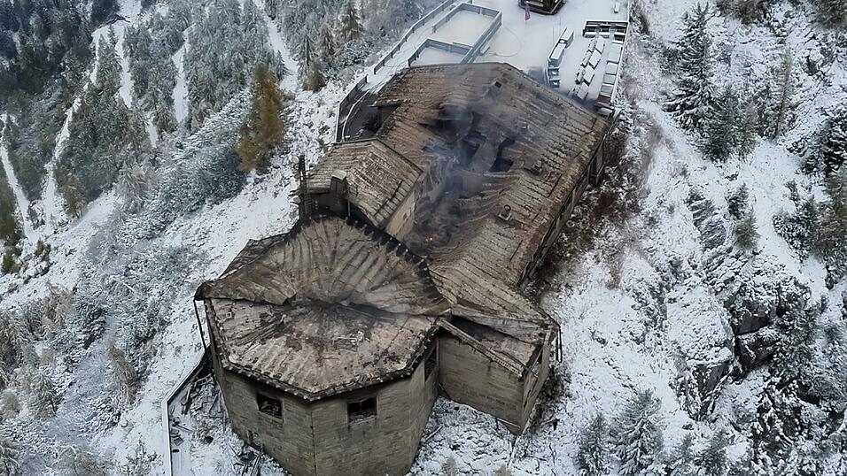 Das historisch bedeutende Kehlsteinhaus wurde bei einem Brand zerstört. Das historisch bedeutende Kehlsteinhaus wurde bei einem Brand zerstört.