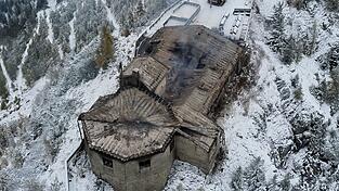 Das historisch bedeutende Kehlsteinhaus wurde bei einem Brand zerstört. Das historisch bedeutende Kehlsteinhaus wurde bei einem Brand zerstört.