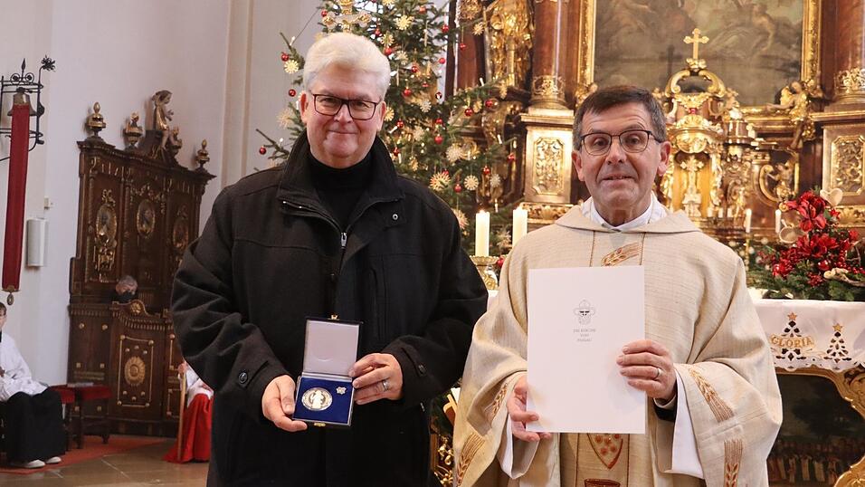 Seit 24 Jahren ist J&uuml;rgen Stadler Kirchenpfleger in Sankt Maria. F&uuml;r die langj&auml;hrigen Verdienste und sein Engagement verlieh ihm Stadtpfarrer August Lindmeier am zweiten Weihnachtsfeiertag im Namen von Bischof Stefan Oster die Stephanus-Plakette und eine Urkunde.