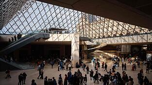 Laut der Louvre-Chefin ist die berühmte Glaspyramide des Museums «strukturell überholt».