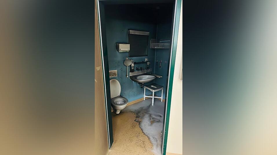 Ein M&uuml;lleimer hatte sich entz&uuml;ndet. Die Polizei schlie&szlig;t Brandstiftung nicht aus.