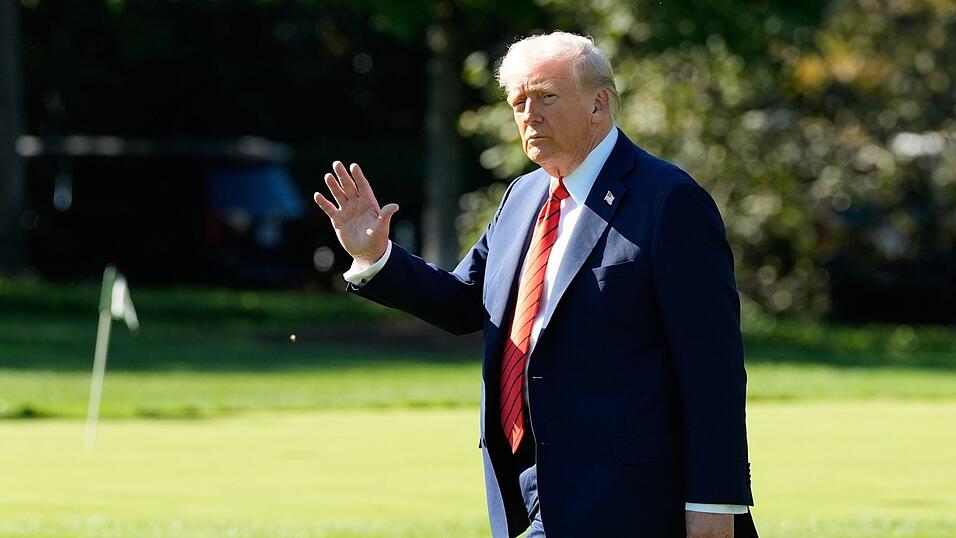 Trump kündigt zusätzliche Zölle für China in Höhe von 100 Prozent an. Trump kündigt zusätzliche Zölle für China in Höhe von 100 Prozent an.