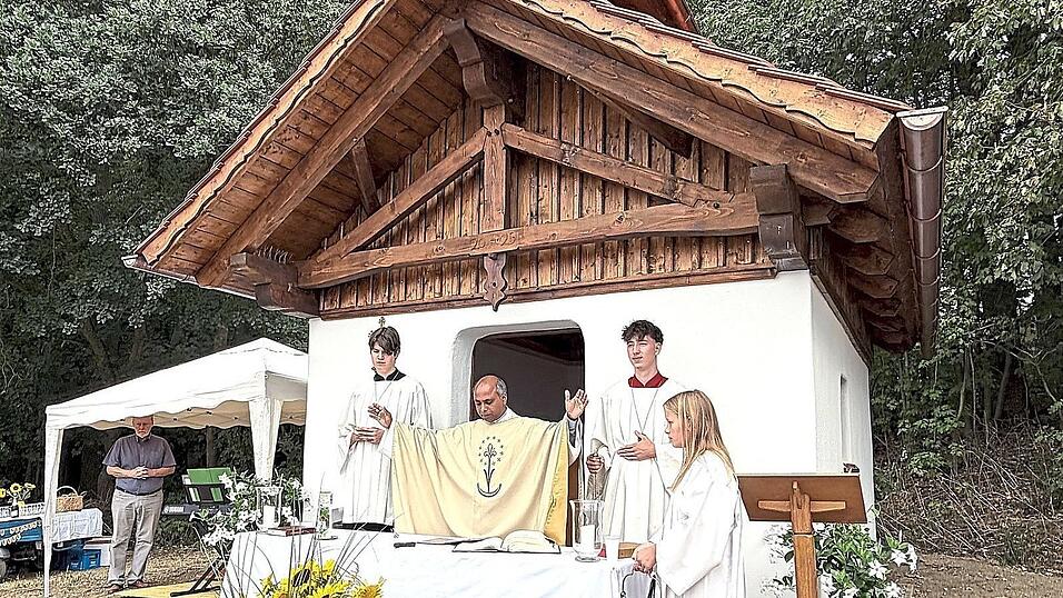 Pfarrer Joseph Puthussery segnete die Marienkapelle am K&ouml;feringer Weinberg.