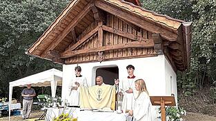 Pfarrer Joseph Puthussery segnete die Marienkapelle am K&ouml;feringer Weinberg.
