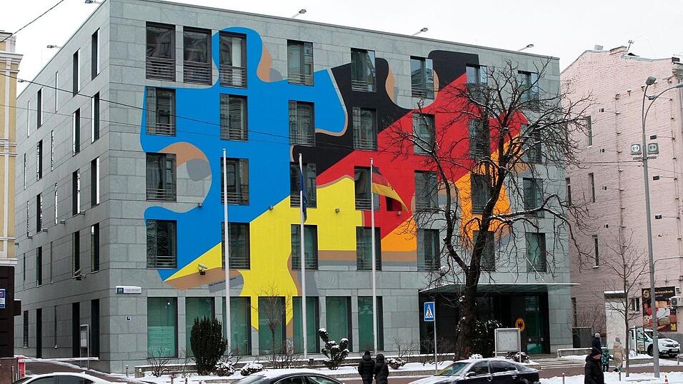 Eine Au&szlig;enansicht der deutschen Botschaft in Kiew.