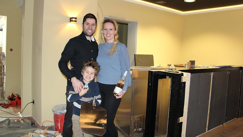 Janina und Stiven Lucin mit ihrem Sohn Niko in den R&auml;umen ihrer Vinothek, die sich derzeit noch im Umbau befinden.