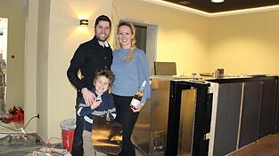 Janina und Stiven Lucin mit ihrem Sohn Niko in den R&auml;umen ihrer Vinothek, die sich derzeit noch im Umbau befinden.