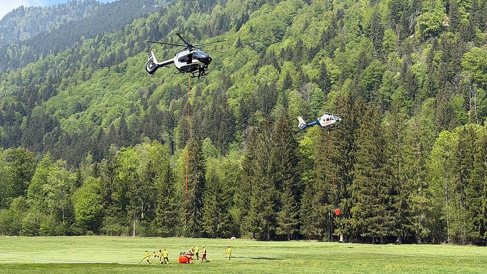 An die zehn Helikopter helfen am Mittwoch beim L&ouml;schen aus der Luft.