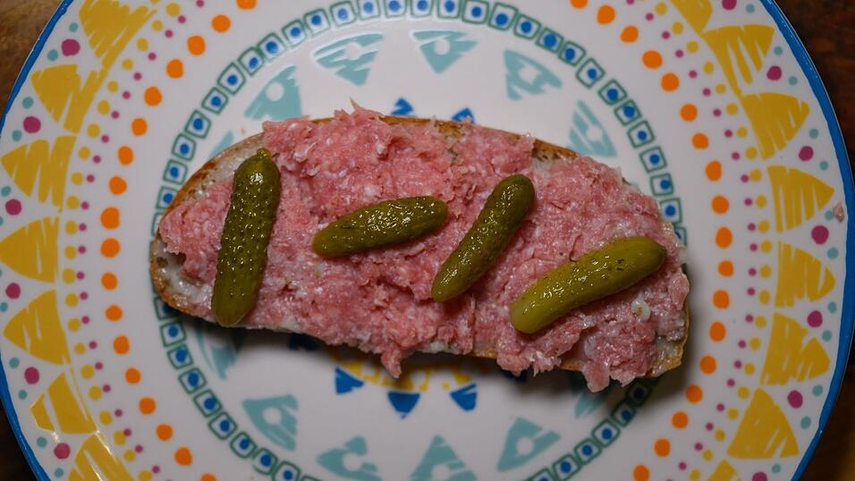 Bestimmte Zwiebelmettwurst-Produkte, die bei Aldi Süd verkauft wurden, können Durchfall-Bakterien enthalten. Der Hersteller Willms Fleisch hat sie am Donnerstag zurückgerufen und vor dem Verzehr gewarnt. (Symbolbild) Bestimmte Zwiebelmettwurst-Produkte, die bei Aldi Süd verkauft wurden, können Durchfall-Bakterien enthalten. Der Hersteller Willms Fleisch hat sie am Donnerstag zurückgerufen und vor dem Verzehr gewarnt. (Symbolbild)