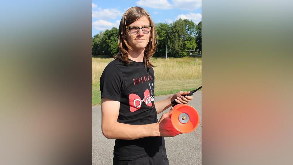 Thomas KeilAlter: 17 JahreWohnort: LandshutSchule: HLG LandshutSpezialität: Diabolo, FlowerstickZeit fürs Üben pro Woche: etwa ein bis zwei StundenBerufswunsch: noch unentschieden Thomas KeilAlter: 17 JahreWohnort: LandshutSchule: HLG LandshutSpezialität: Diabolo, FlowerstickZeit fürs Üben pro Woche: etwa ein bis zwei StundenBerufswunsch: noch unentschieden