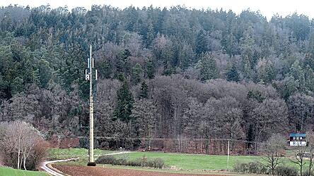 So k&ouml;nnte er aussehen, der 40-Meter-Mobilfunkmast, der in dieser Montage ziemlich genau am geplanten Standort zu sehen ist.
