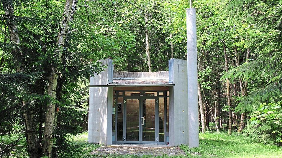 In der Idylle des Waldes, direkt hinter dem Stra&szlig;kirchener Moos und unweit der Donau, steht die 'Quitterer-Kapelle'.