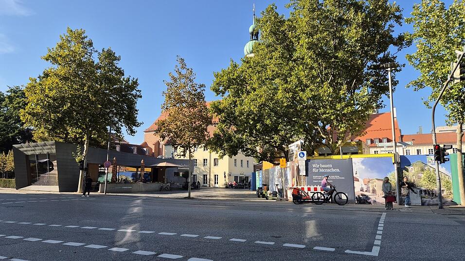 Fu&szlig;g&auml;ngerzone und Eingang zur Innenstadt: der Steiner-Thor-Platz aus Richtung Bahnhofstra&szlig;e.