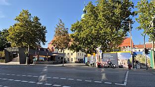 Fußgängerzone und Eingang zur Innenstadt: der Steiner-Thor-Platz aus Richtung Bahnhofstraße. Fußgängerzone und Eingang zur Innenstadt: der Steiner-Thor-Platz aus Richtung Bahnhofstraße.