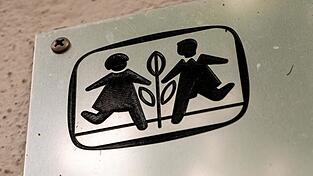 Das Logo von 'SOS Kinderdorf' ist auf einem Schild zu sehen. Das Logo von 'SOS Kinderdorf' ist auf einem Schild zu sehen.