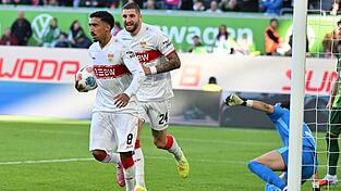 Kein Jubel nach dem Tor aus Respekt vor seinem Ex-Club: Stuttgarts Tiago Tomas (l) nach dem 1:0 gegen den VfL Wolfsburg