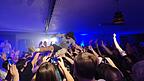 Auf Händen getragen: Michael „Urkwell“ Huber beim Stagedive. Auf Händen getragen: Michael „Urkwell“ Huber beim Stagedive.