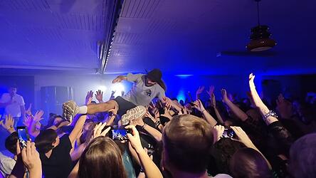 Auf H&auml;nden getragen: Michael &bdquo;Urkwell&ldquo; Huber beim Stagedive.