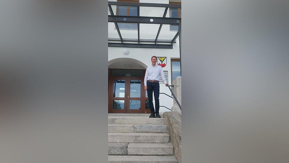 Florian Peintinger vor dem Rathaus in Falkenfels