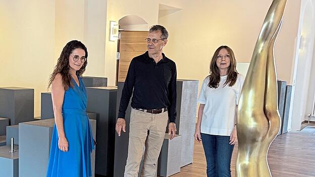 Gemeinsam mit Monika H&auml;uslmeier (l.) t&uuml;ftelt das Ehepaar Sara und Fritz Albrecht an letzten Finalisierungen f&uuml;r die Ausstellung.