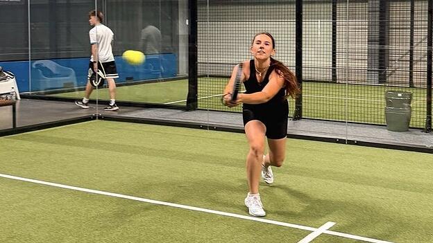 Jenny Ellmann versucht, den Ball zu erwischen. Jenny Ellmann versucht, den Ball zu erwischen.