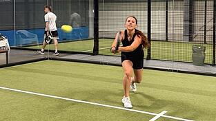 Jenny Ellmann versucht, den Ball zu erwischen. Jenny Ellmann versucht, den Ball zu erwischen.