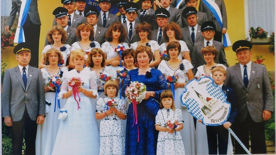 Sebastian Raßhofer (ganz rechts) war der Festleiter und Maria Wagner (Bildmitte) die Fahnenmutter bei der Fahnenweihe der KSK vor 44 Jahren in Attenhausen. Sebastian Raßhofer (ganz rechts) war der Festleiter und Maria Wagner (Bildmitte) die Fahnenmutter bei der Fahnenweihe der KSK vor 44 Jahren in Attenhausen.