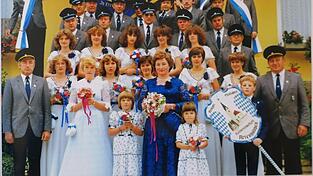 Sebastian Raßhofer (ganz rechts) war der Festleiter und Maria Wagner (Bildmitte) die Fahnenmutter bei der Fahnenweihe der KSK vor 44 Jahren in Attenhausen.