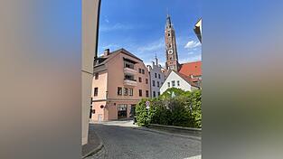 Am Nahensteig gibt es gleich zwei, gerade beim jüngeren Publikum, sehr beliebte Kneipen. In letzter Zeit belastet das Verhalten einiger Gäste die Anwohner. Am Nahensteig gibt es gleich zwei, gerade beim jüngeren Publikum, sehr beliebte Kneipen. In letzter Zeit belastet das Verhalten einiger Gäste die Anwohner.