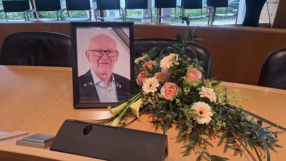 Ein Bild und Blumen schmückten den leeren Platz von Karl-Heinz Gollwitzer. Ein Bild und Blumen schmückten den leeren Platz von Karl-Heinz Gollwitzer.