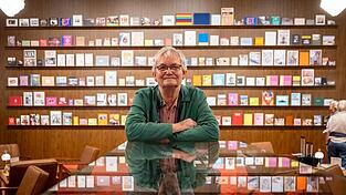 In rund 250 Fotobuchprojekten dokumentiert Parr seit den 1980er-Jahren mit Humor und kritischem Blick die Welt zwischen Protz und Kitsch, Fast Food und High Fashion. In rund 250 Fotobuchprojekten dokumentiert Parr seit den 1980er-Jahren mit Humor und kritischem Blick die Welt zwischen Protz und Kitsch, Fast Food und High Fashion.