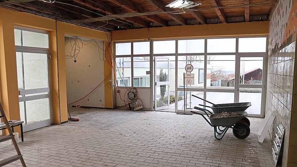 Der Eingangsbereich ins Freibad wird durch die Umbaumaßnahme neu strukturiert. Links, wo bislang das Kassenhäuschen stand, wird ein Aufzug eingebaut. Rechts entsteht der Kassenbereich mit neuem Zugangssystem.