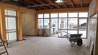 Der Eingangsbereich ins Freibad wird durch die Umbaumaßnahme neu strukturiert. Links, wo bislang das Kassenhäuschen stand, wird ein Aufzug eingebaut. Rechts entsteht der Kassenbereich mit neuem Zugangssystem.