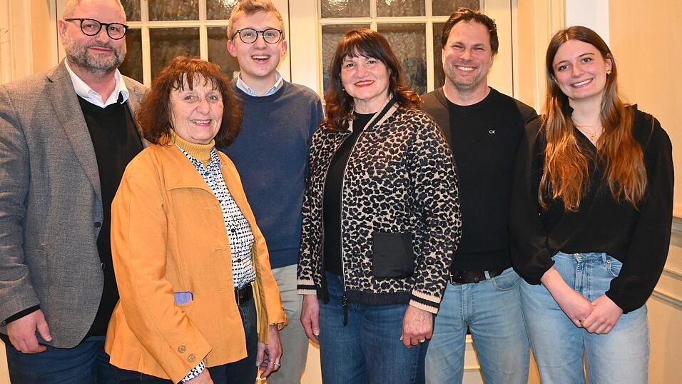 Die Zusammenarbeit unterschiedlicher Generationen spiegelt sich beim AKU auch in der neuen Vorstandschaft: Armin Betz, Edeltraud Eifler, Michael Zenger, Ingrid Gassner, Martin Miller und Juliane Mallmann (v.l.).