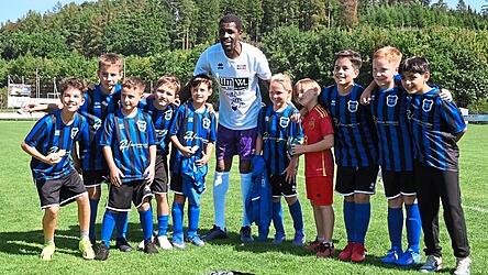 Der ehemalige Bundesliga-Profi Mo Idrissou wurde von seinen Fans umringt.