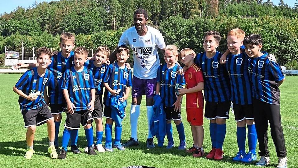 Der ehemalige Bundesliga-Profi Mo Idrissou wurde von seinen Fans umringt. Der ehemalige Bundesliga-Profi Mo Idrissou wurde von seinen Fans umringt.