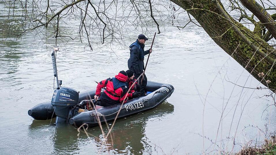 Mit zwei Booten sucht die Polizei am Donnerstag, 23. März, das südliche Donauufer in Regensburg ab. Seit Sonntag wird die 20-jährige Studentin Malina Klaar in der Domstadt vermisst. Mit zwei Booten sucht die Polizei am Donnerstag, 23. März, das südliche Donauufer in Regensburg ab. Seit Sonntag wird die 20-jährige Studentin Malina Klaar in der Domstadt vermisst.