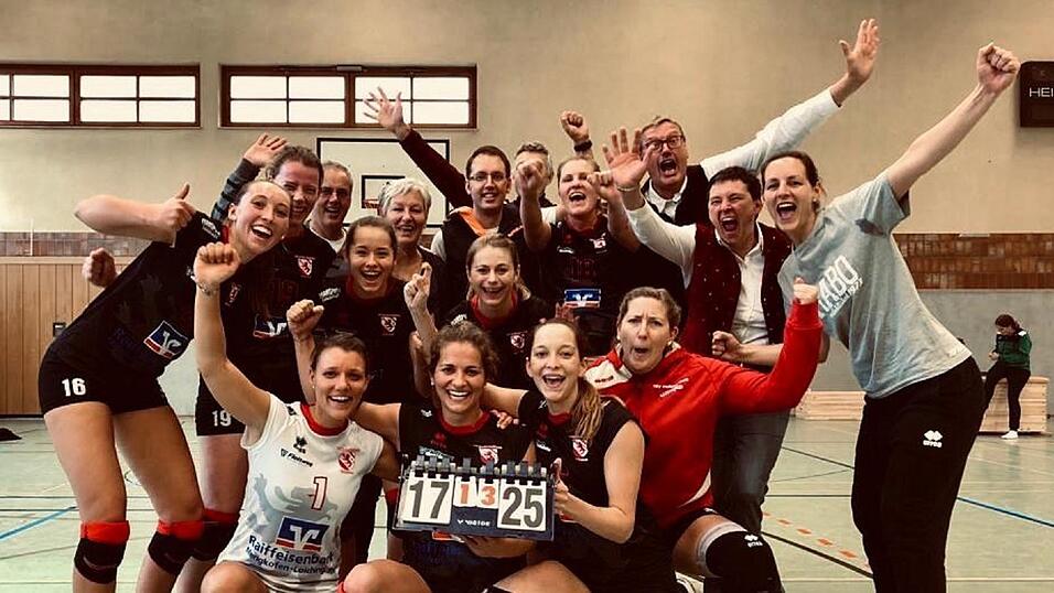 Die TSV-Damen feierten mit ihren Fans den gelungenen Start in Rosenheim.