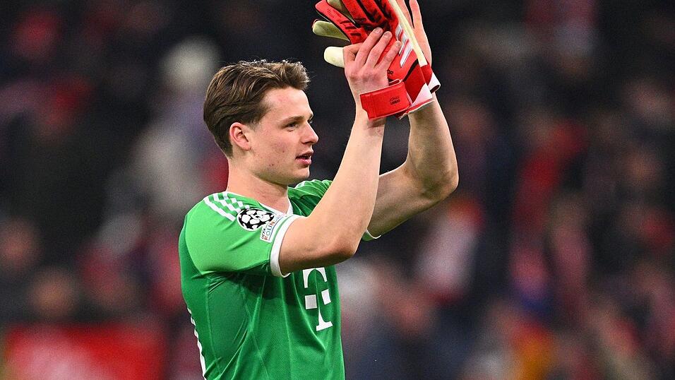 Jonas Urbig nach seinem Bayern-Debüt gegen Leverkusen.
