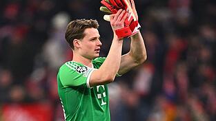Jonas Urbig nach seinem Bayern-Debüt gegen Leverkusen.