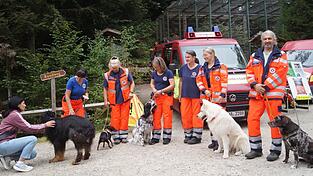 Die Rettungshundestaffel trainierte am Sonntag mit zehn Hunden im Bayerwald-Tierpark. Die Rettungshundestaffel trainierte am Sonntag mit zehn Hunden im Bayerwald-Tierpark.