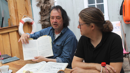 Maximilian Dittmer (links) und Andreas Kaiser haben zum Podcast-Termin auch alte Noten aus der Zeit des 15. Jahrhunderts mitgebracht.