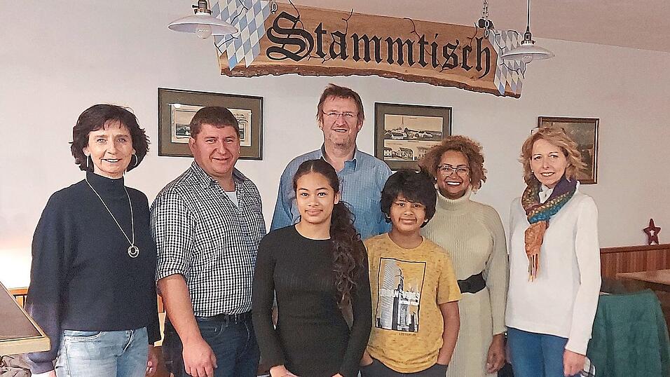 B&uuml;rgermeister Manuel Schott mit seinen Vertreterinnen Anna Maier und Bernadette Riebesecker sowie Robert und Alice V&ouml;ltl mit den zwei Kindern bei der Unterzeichnung des Pachtvertrags.