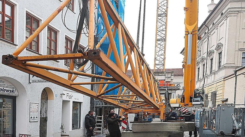 Enge Kiste: Beim Kranabbau in der L&auml;ndgasse bleibt nicht viel Platz zum Rangieren.